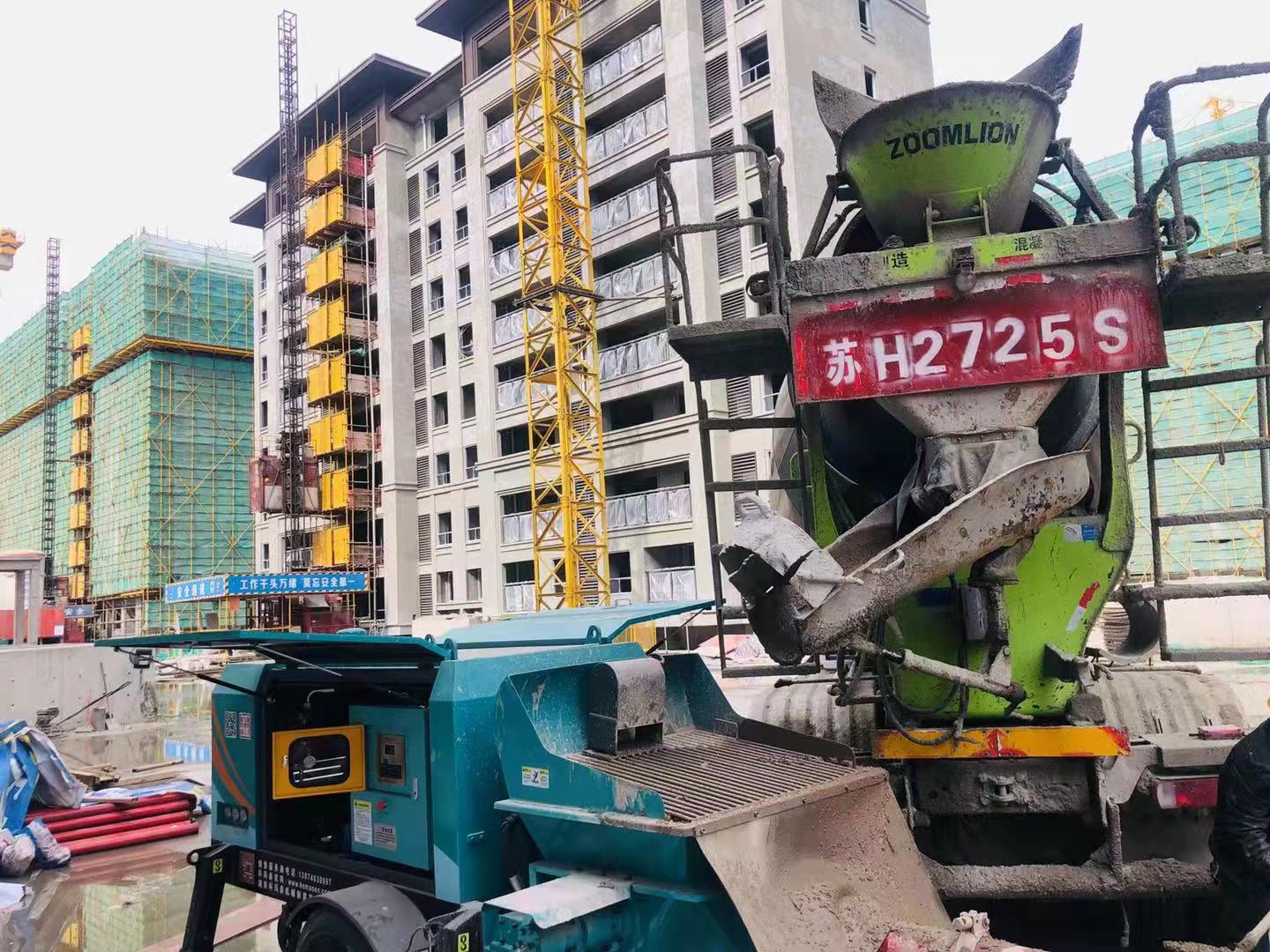 科瑪森50泵江蘇工地施工現場：出料效果不錯，進料快，泵送通暢，工友們都很滿意
